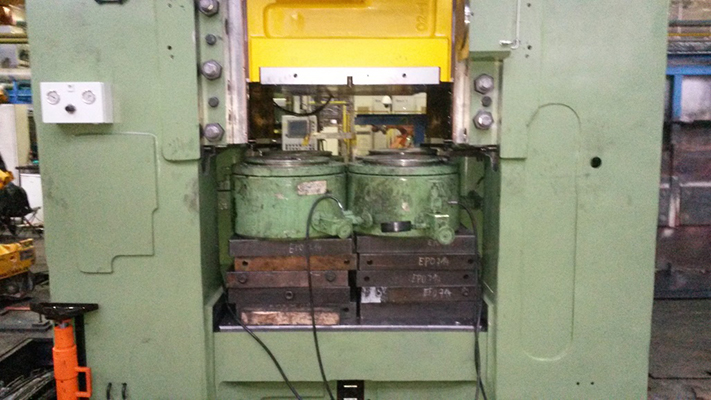 Placement of hydraulic jacks in LZK 4000 press working space for configuration of gauging device and safety device